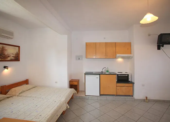 Alexandros & Guest house 3*