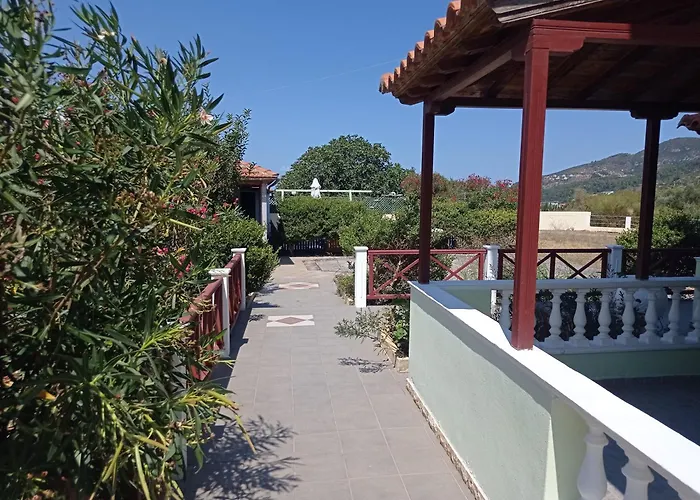 Alexandros & Guest house 3*